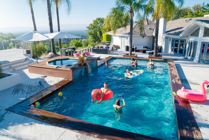 A Refined Approach to Resort-Style Outdoor Living ​